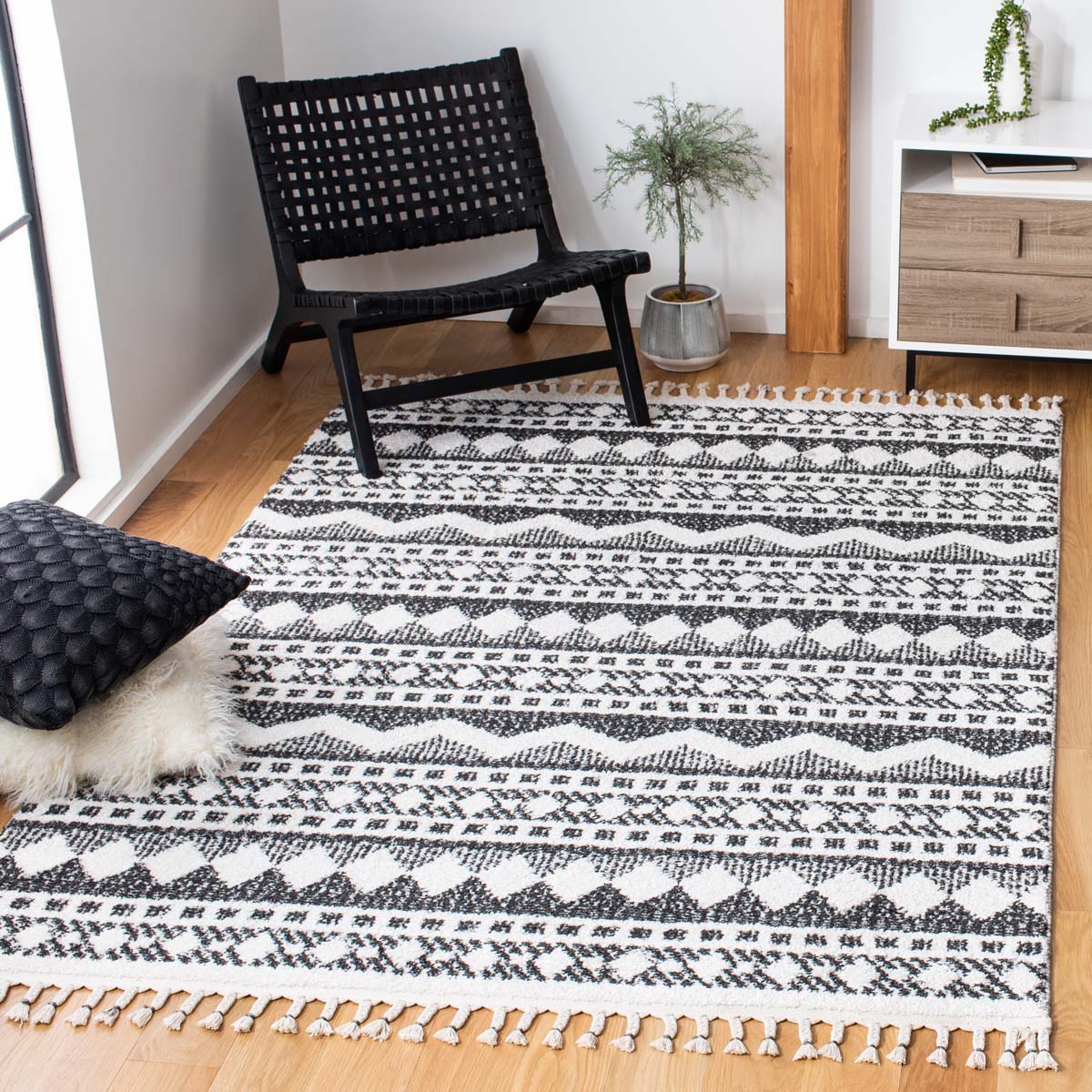 Safavieh Moroccan Tassel Shag 484 Rug, MTS484 - Ivory / Black