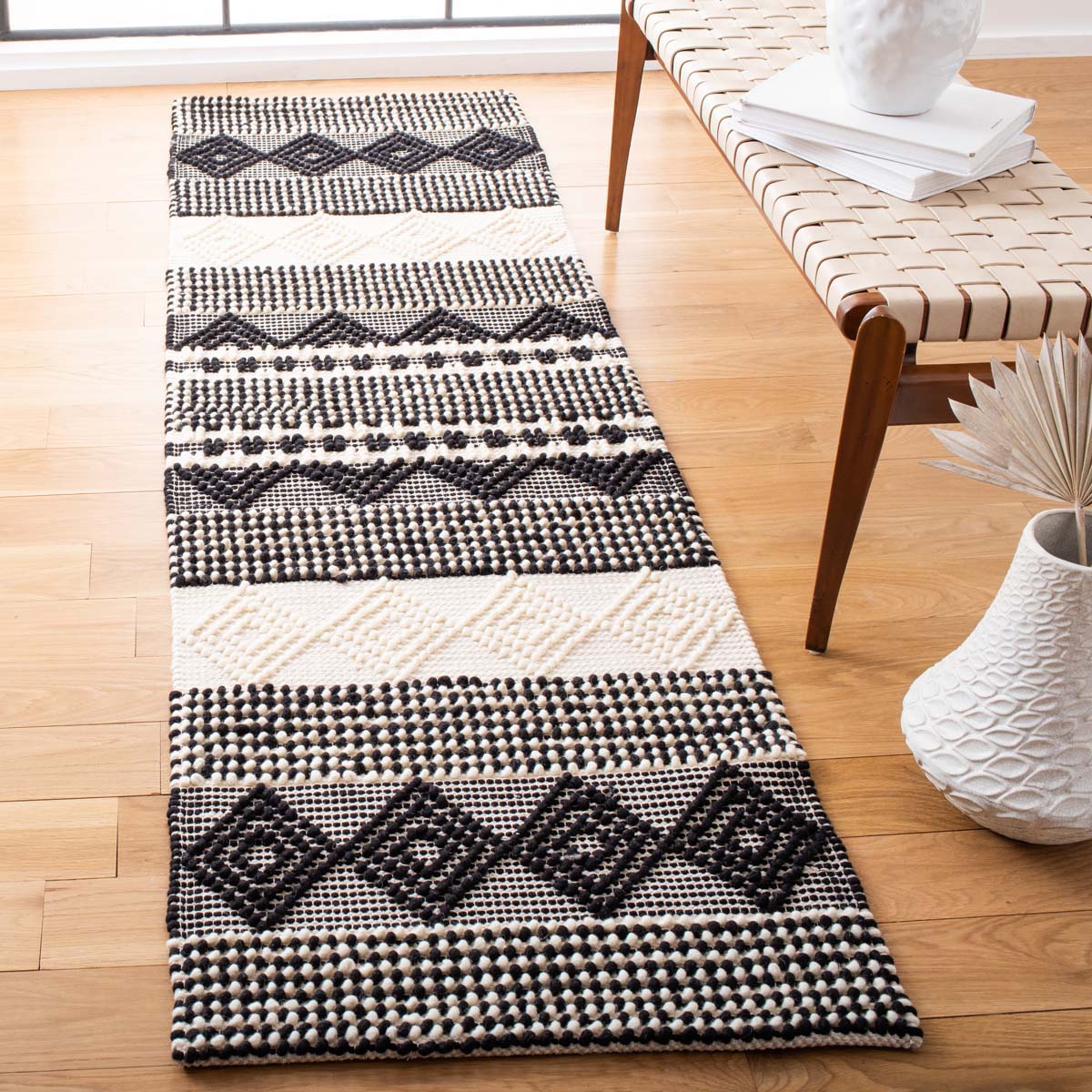 Safavieh Natura 102 Rug, NAT102 - Black / Ivory