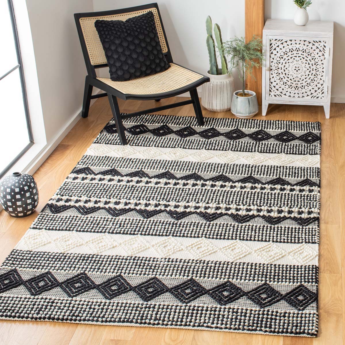 Safavieh Natura 102 Rug, NAT102 - Black / Ivory