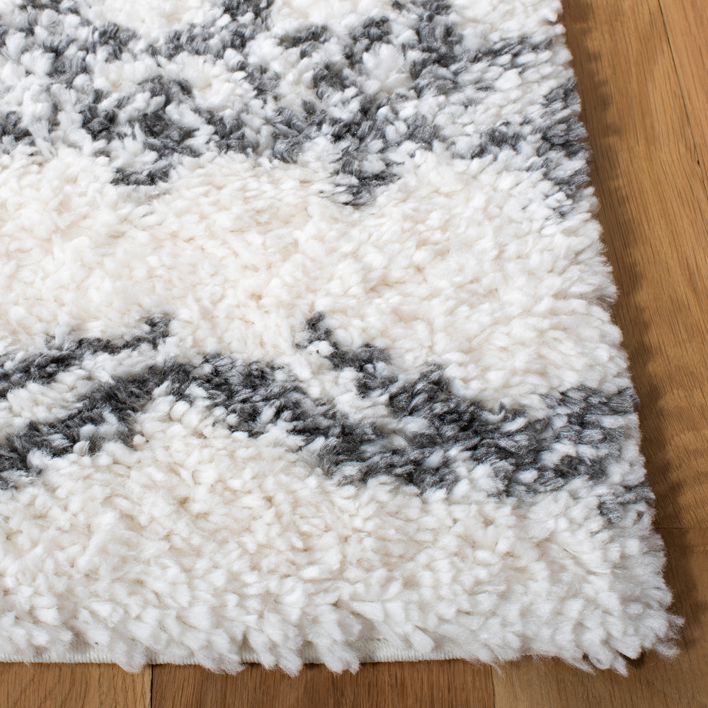 Safavieh Parma Shag 542 Rug, PMA542 - Ivory / Charcoal