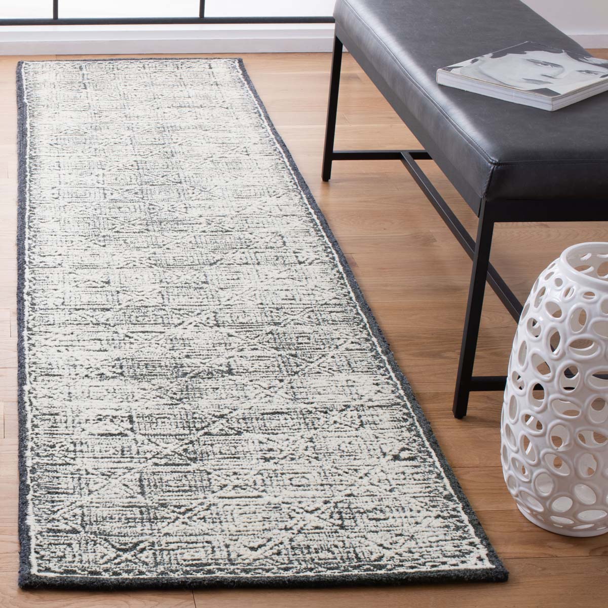 Safavieh Roslyn 801 Rug, ROS801 - Black / Ivory