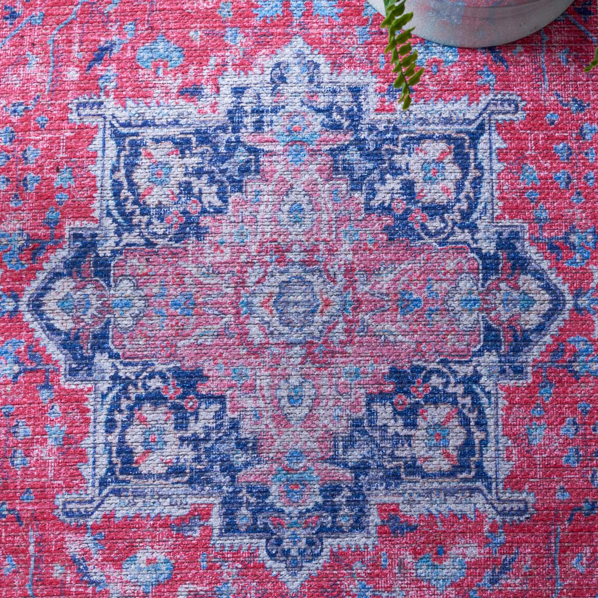 Safavieh Serapi Machine Washable 323 Rug, SEP323 - Red / Navy