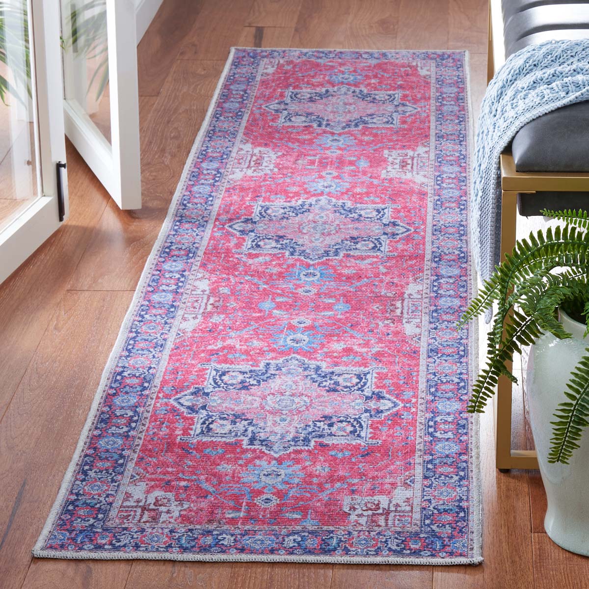 Safavieh Serapi Machine Washable 323 Rug, SEP323 - Red / Navy