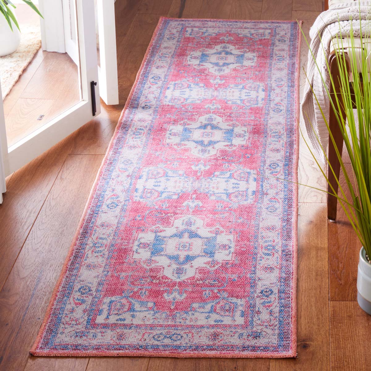 Safavieh Serapi Machine Washable 355 Rug, SEP355 - Red / Ivory