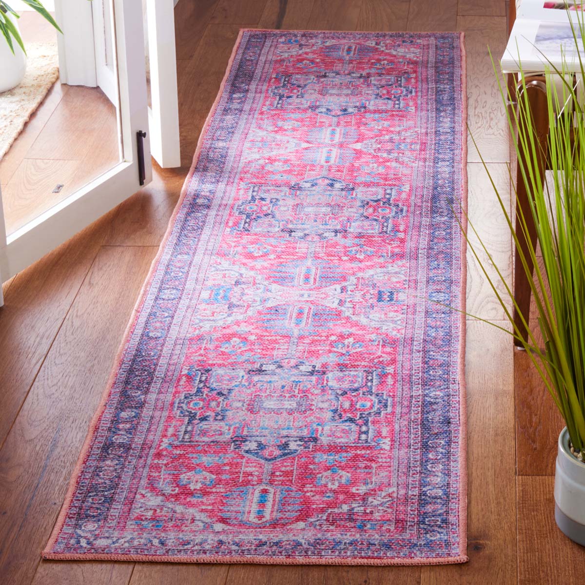 Safavieh Serapi Machine Washable 389 Rug, SEP389 - Navy / Red