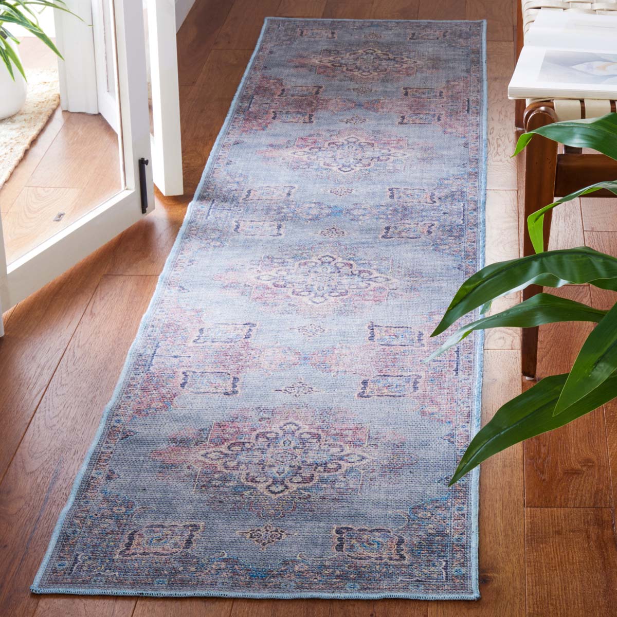 Safavieh Serapi Machine Washable 580 Rug, SEP580 - Ivory / Blue