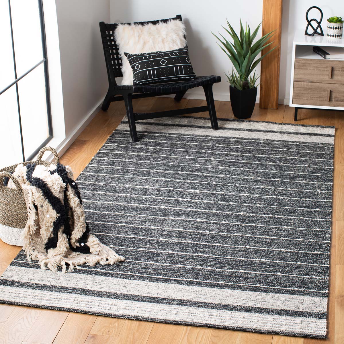 Safavieh Striped Kilim 509 Rug, STK509 - Black / Ivory