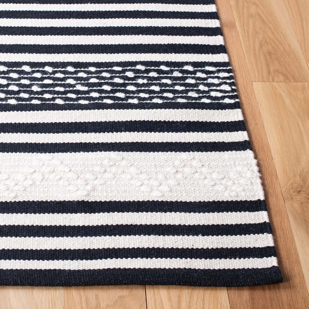 Safavieh Striped Kilim 511 Rug, STK511 - Black / Ivory