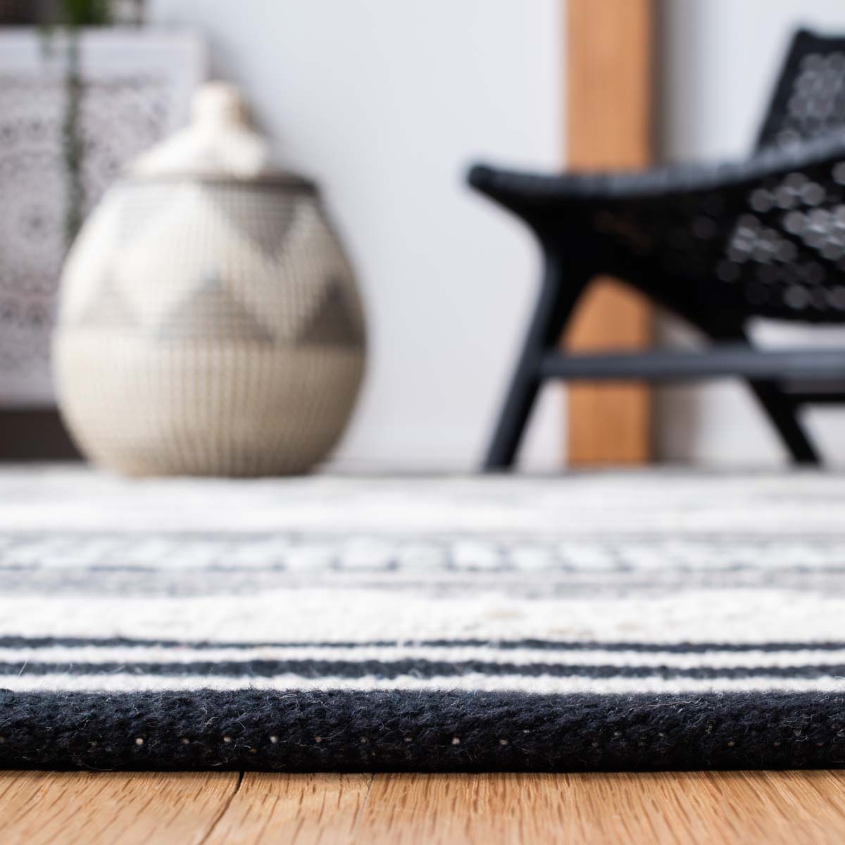 Safavieh Striped Kilim 511 Rug, STK511 - Black / Ivory