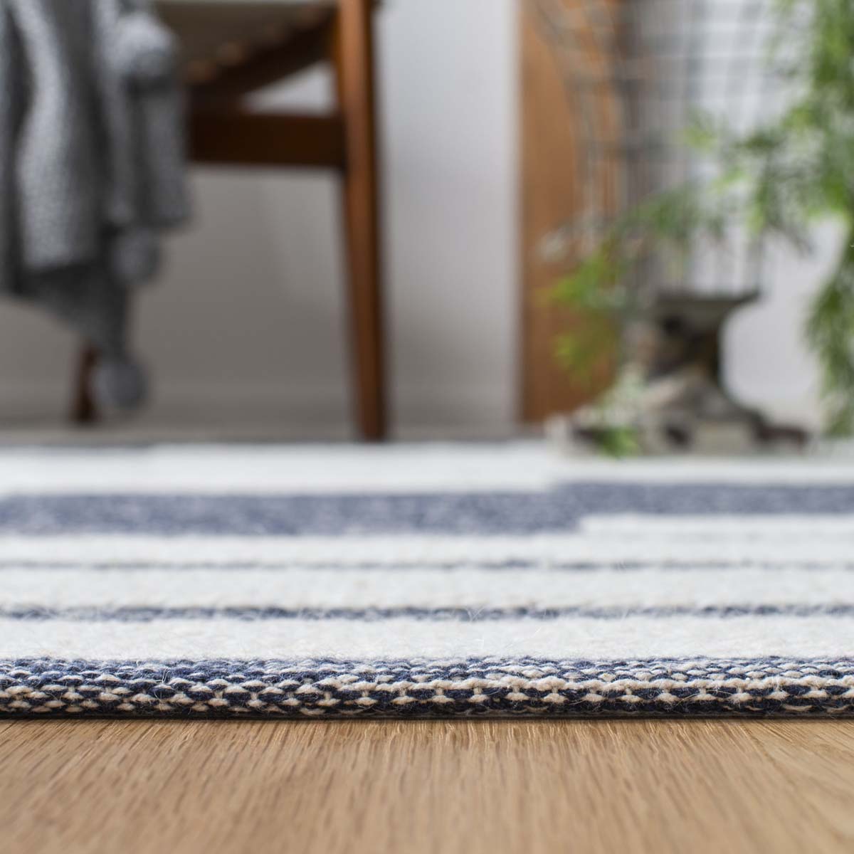 Safavieh Striped Kilim 514 Rug, STK514 - Navy / Ivory