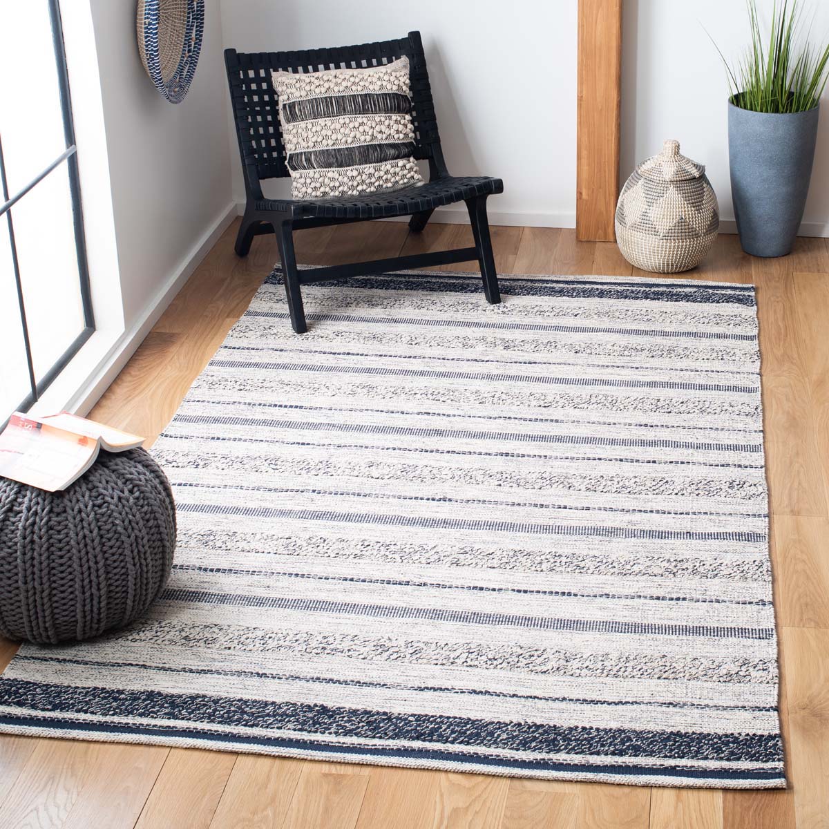 Safavieh Striped Kilim 517 Rug, STK517 - Ivory / Navy