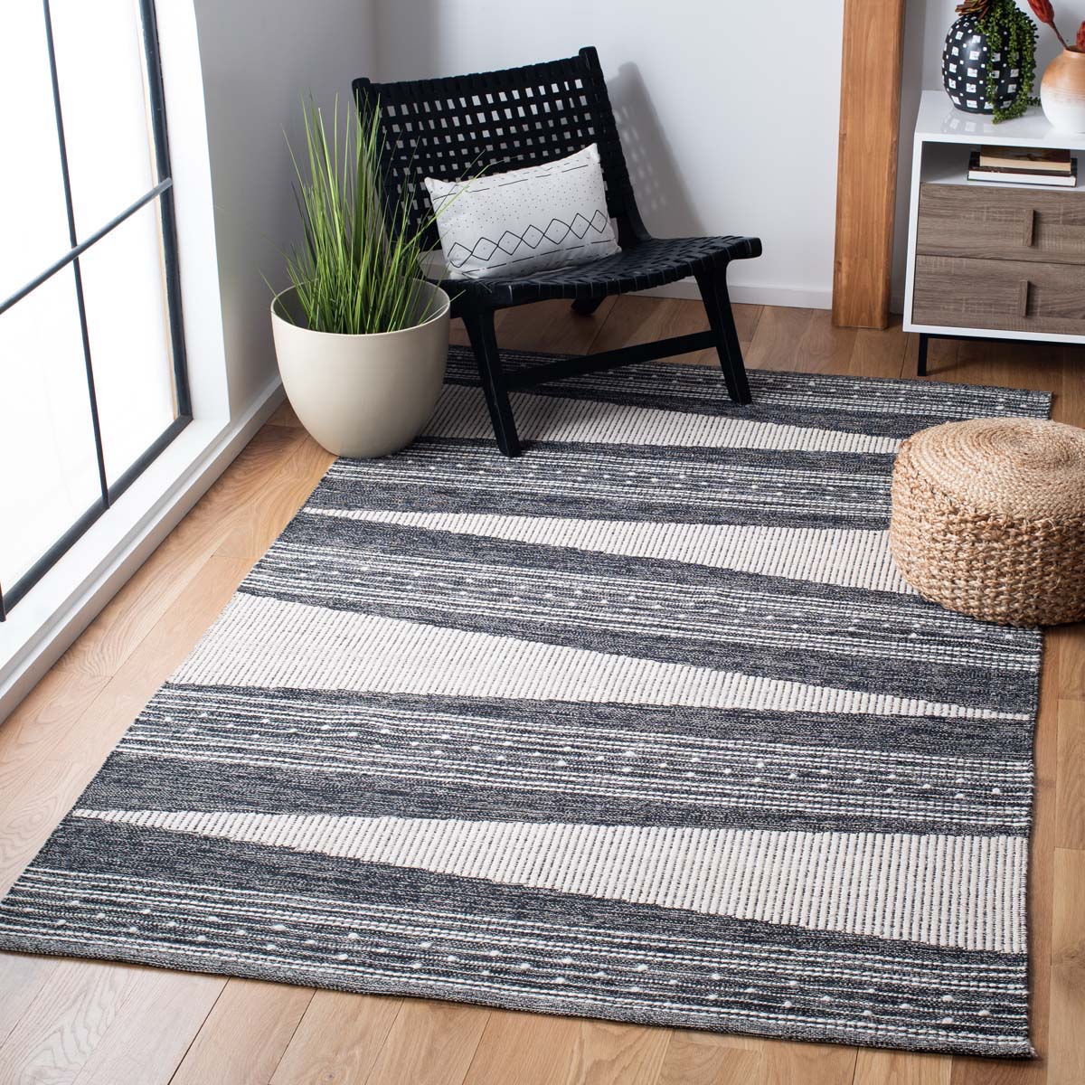 Safavieh Striped Kilim 521 Rug, STK521 - Black / Ivory