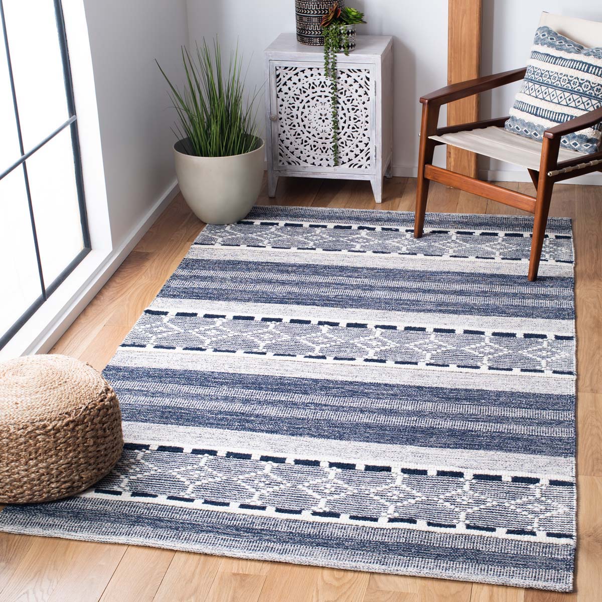 Safavieh Striped Kilim 522 Rug, STK522 - Navy / Ivory