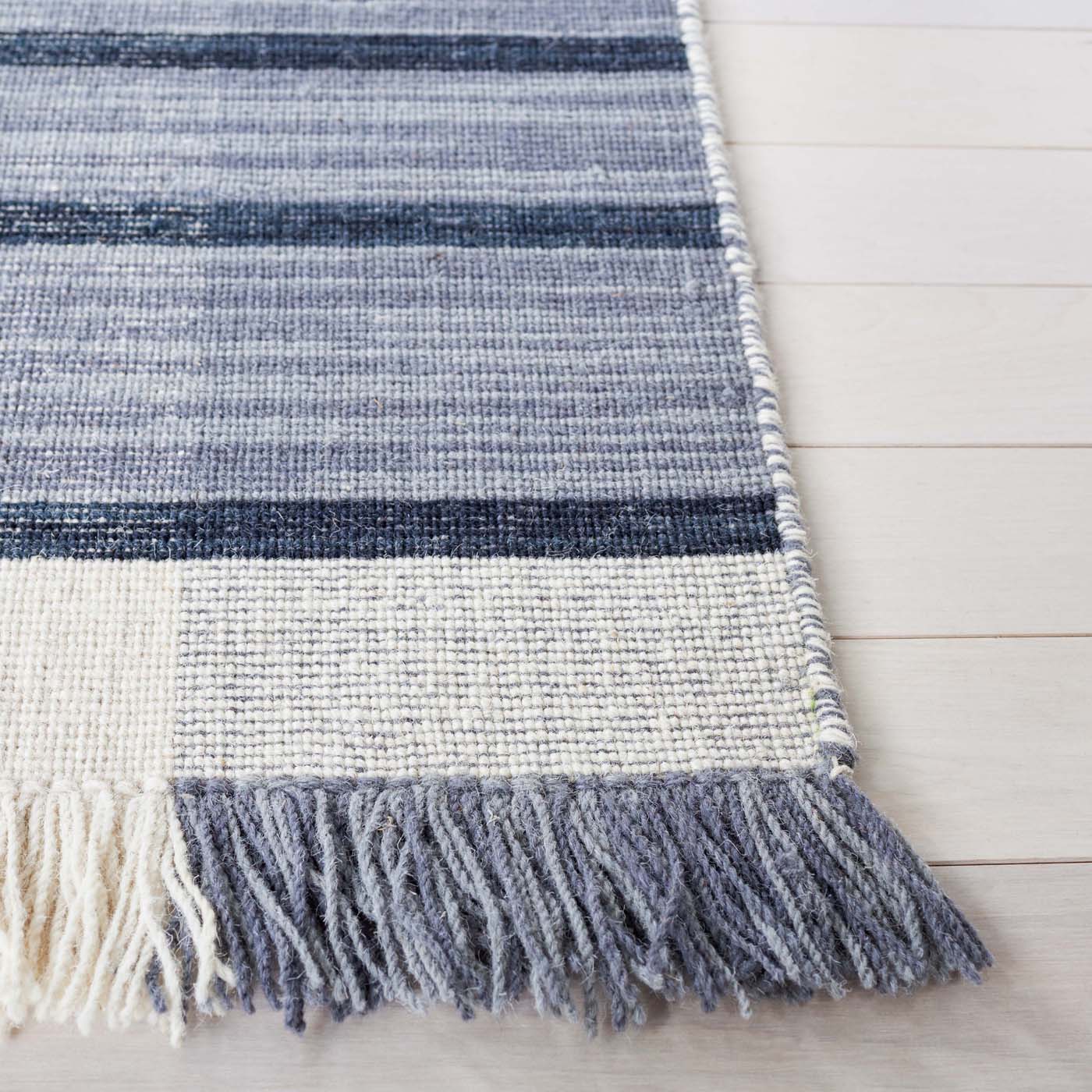 Safavieh Striped Kilim 704 Rug, STK704 - Light Grey / Black