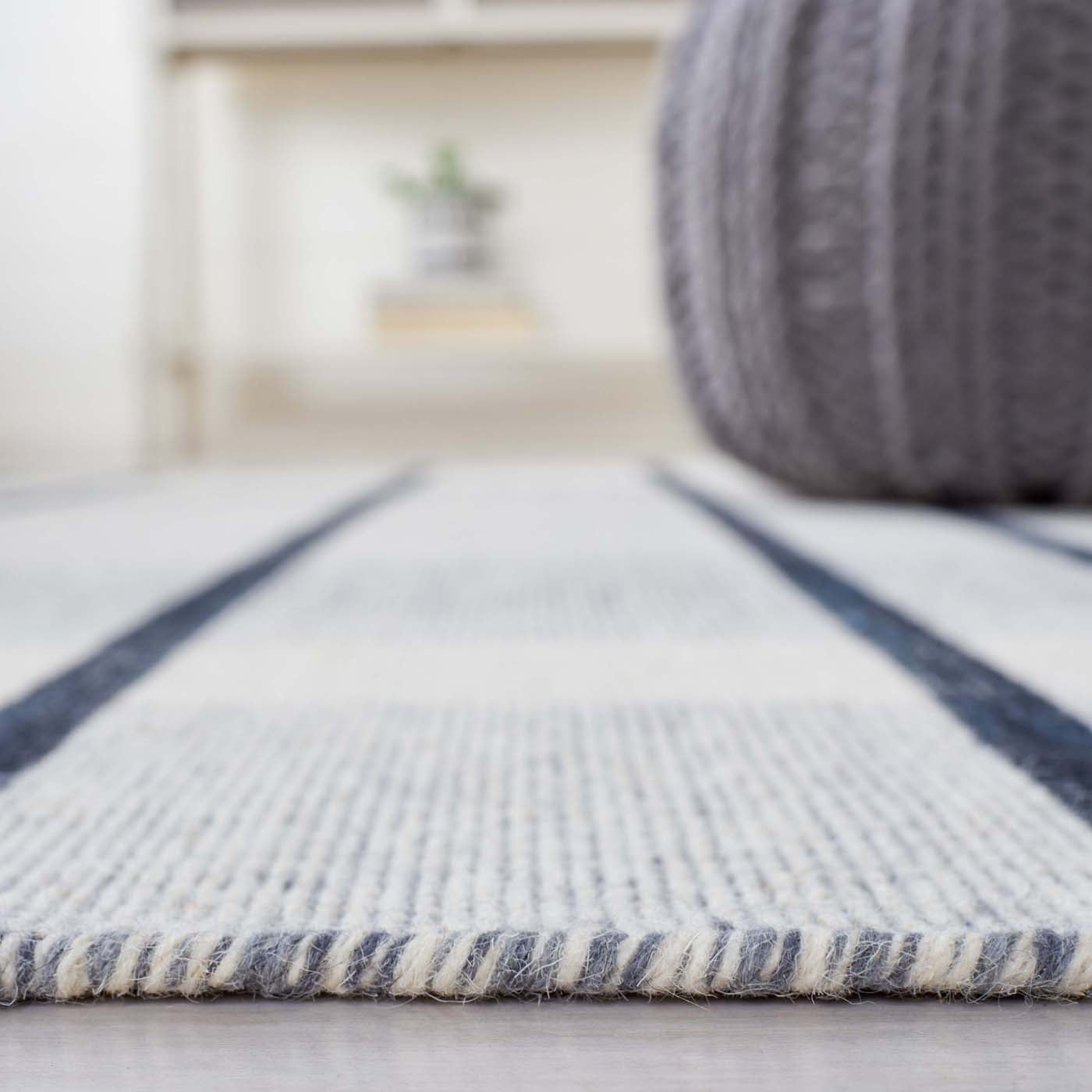 Safavieh Striped Kilim 704 Rug, STK704 - Light Grey / Black