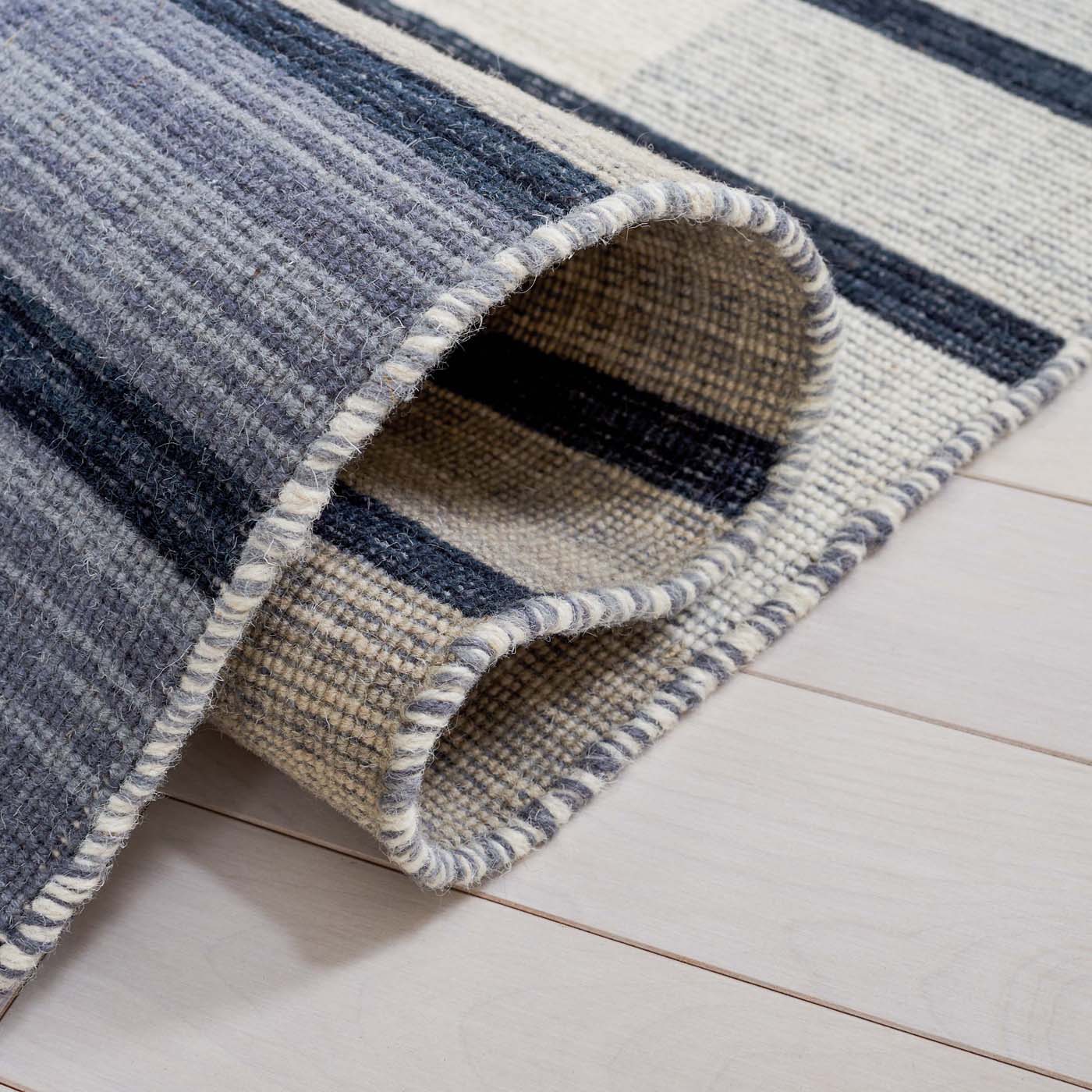 Safavieh Striped Kilim 704 Rug, STK704 - Light Grey / Black