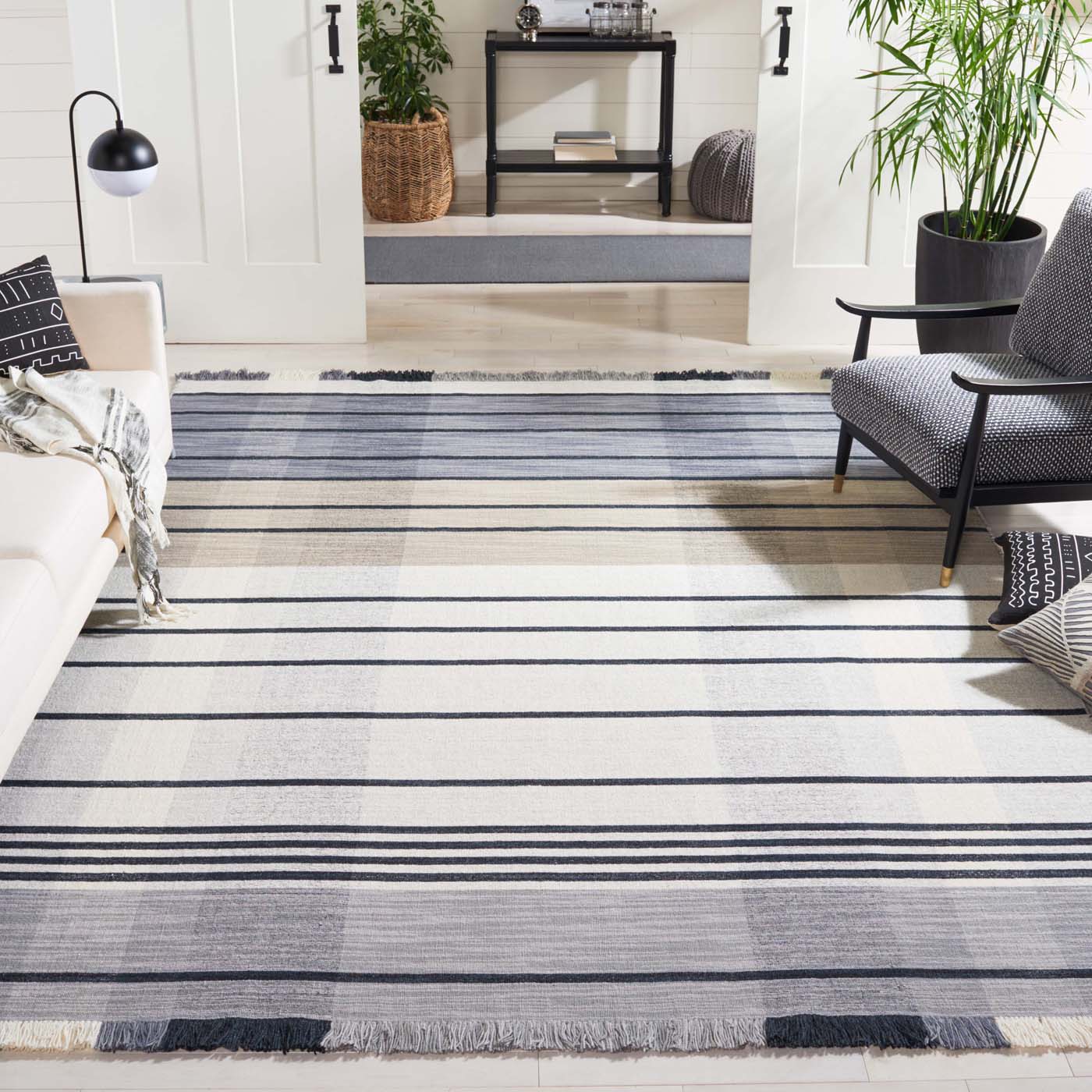 Safavieh Striped Kilim 704 Rug, STK704 - Light Grey / Black