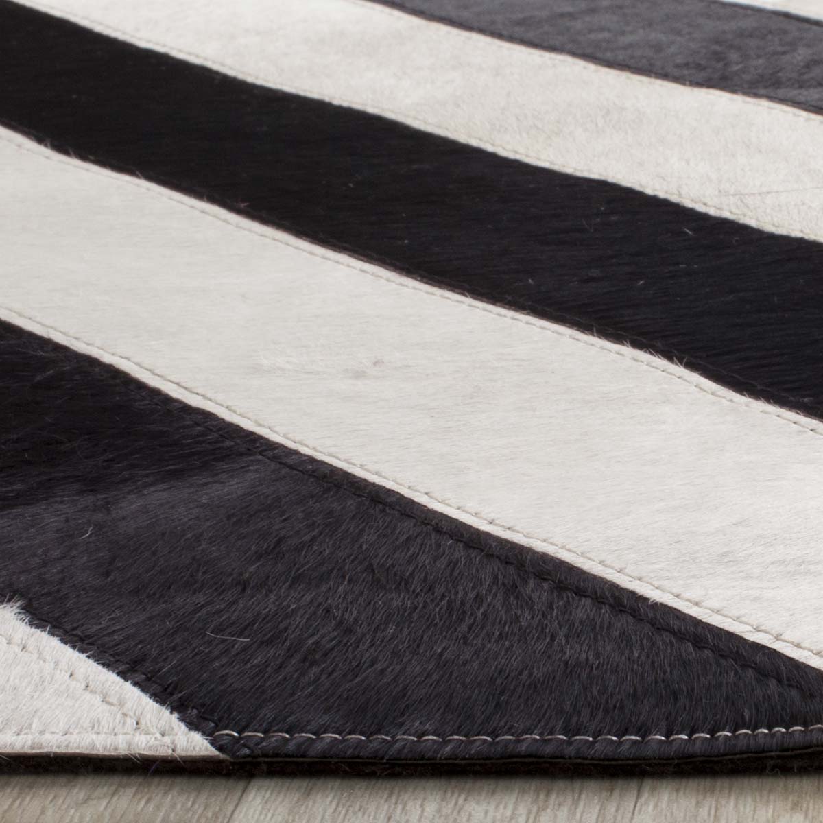 Safavieh Studio Leather 122 Rug, STL122 - White / Black