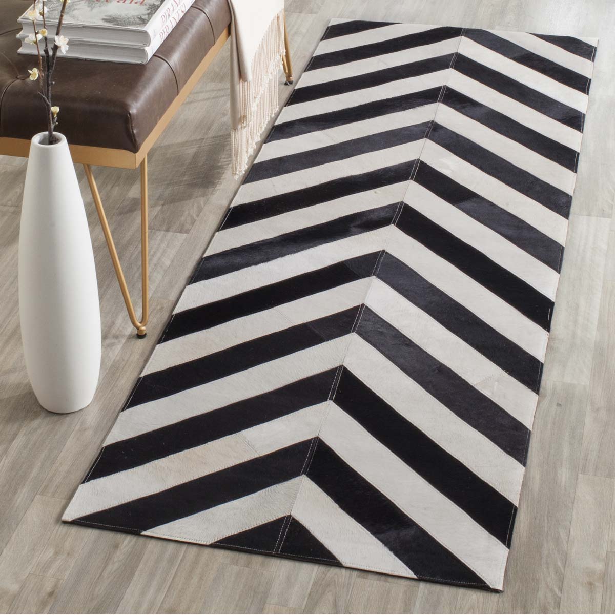 Safavieh Studio Leather 122 Rug, STL122 - White / Black