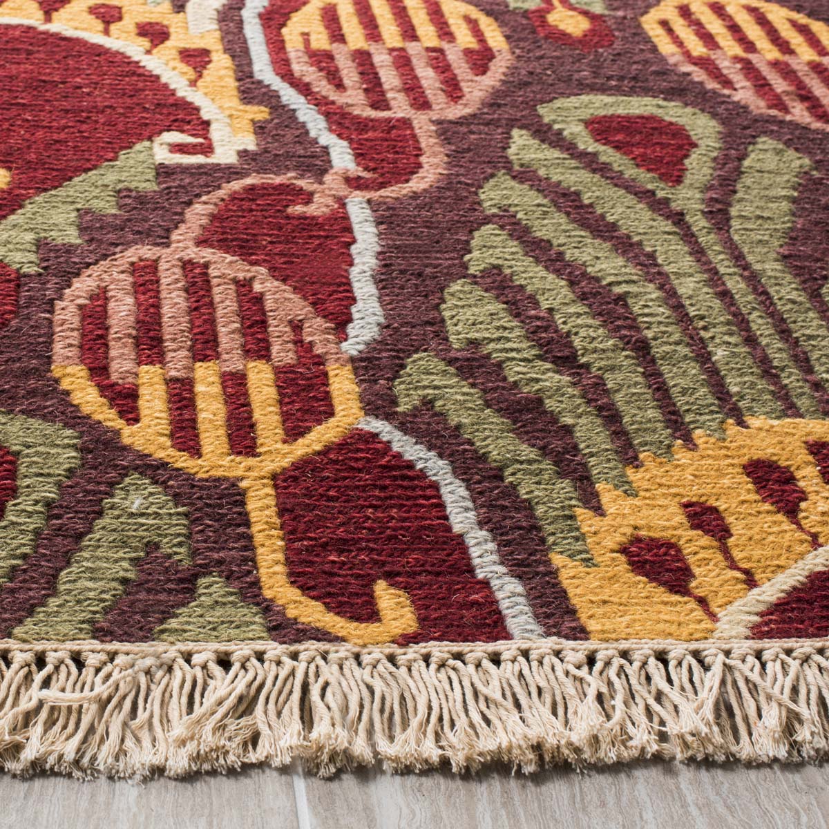 Safavieh Sumak 438 Rug, SUM438 - Red / Green