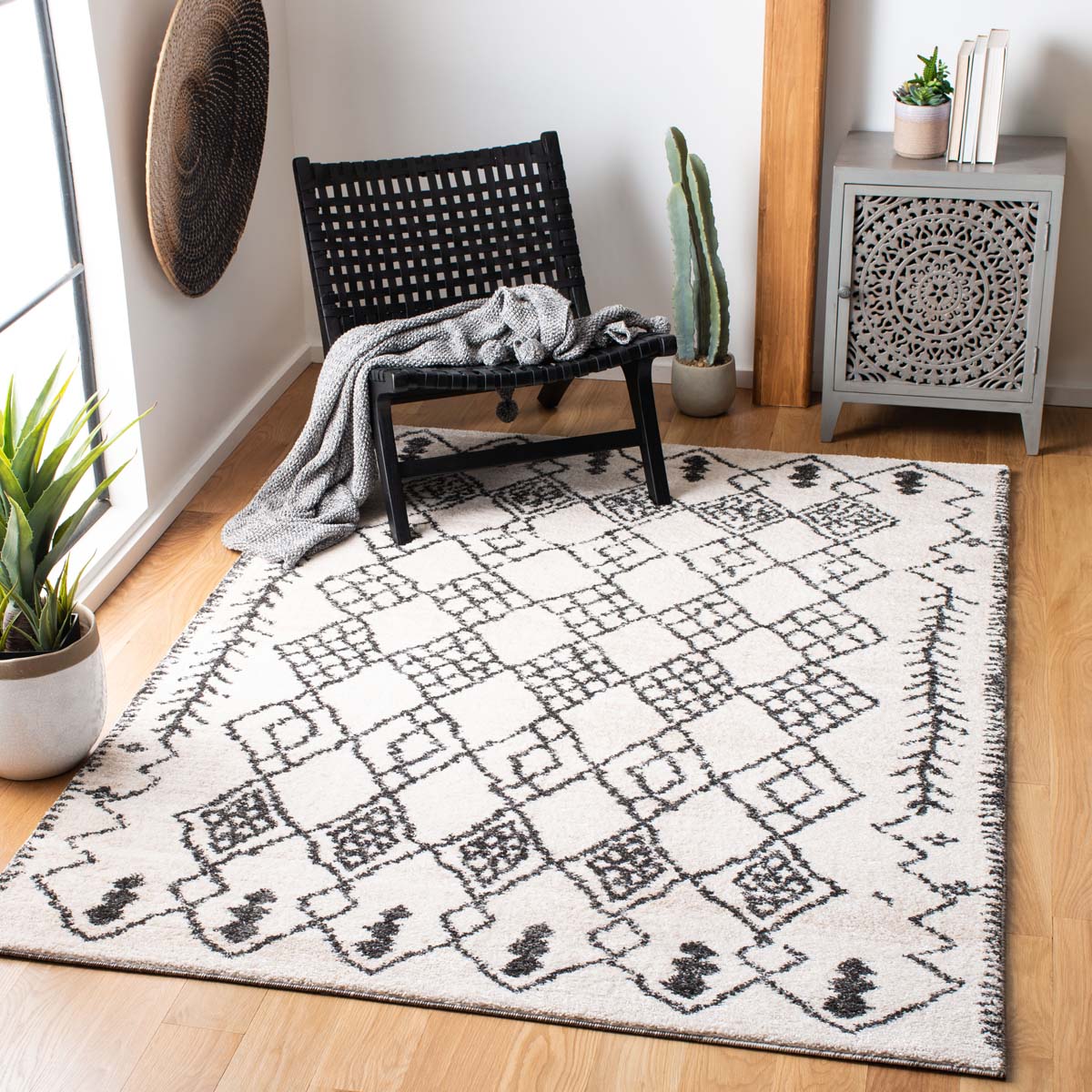 Safavieh Tunisia 736 Rug, TUN736 - Ivory / Black