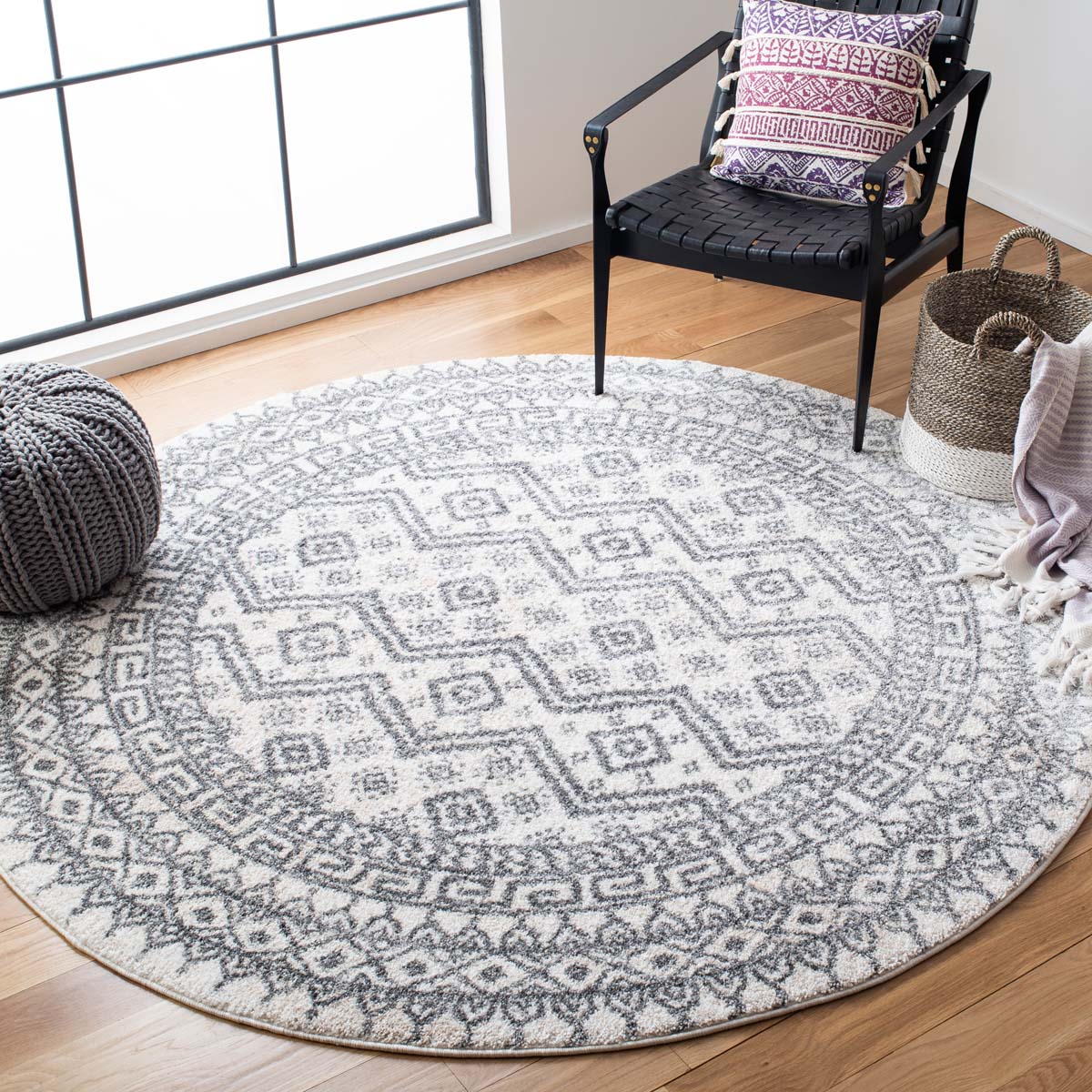 Safavieh Tunisia 737 Rug, TUN737 - Ivory / Black