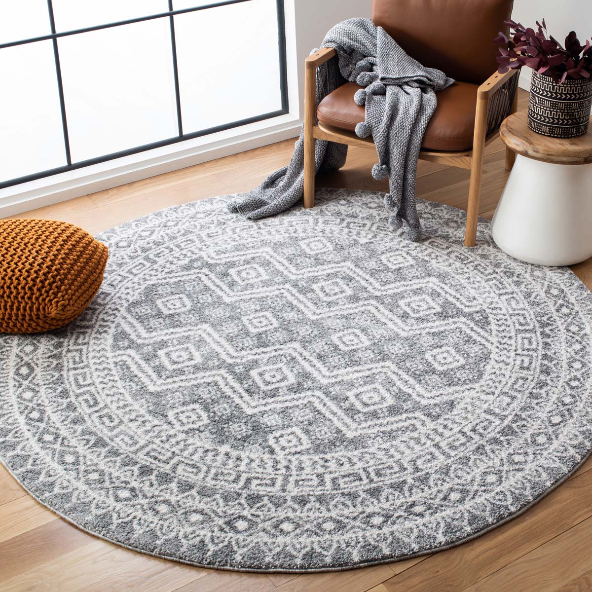 Safavieh Tunisia 737 Rug, TUN737 - Black / Ivory