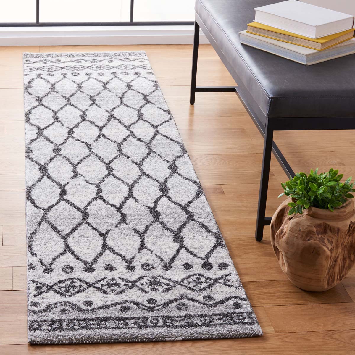 Safavieh Tunisia 760 Rug, TUN760 - Ivory / Black