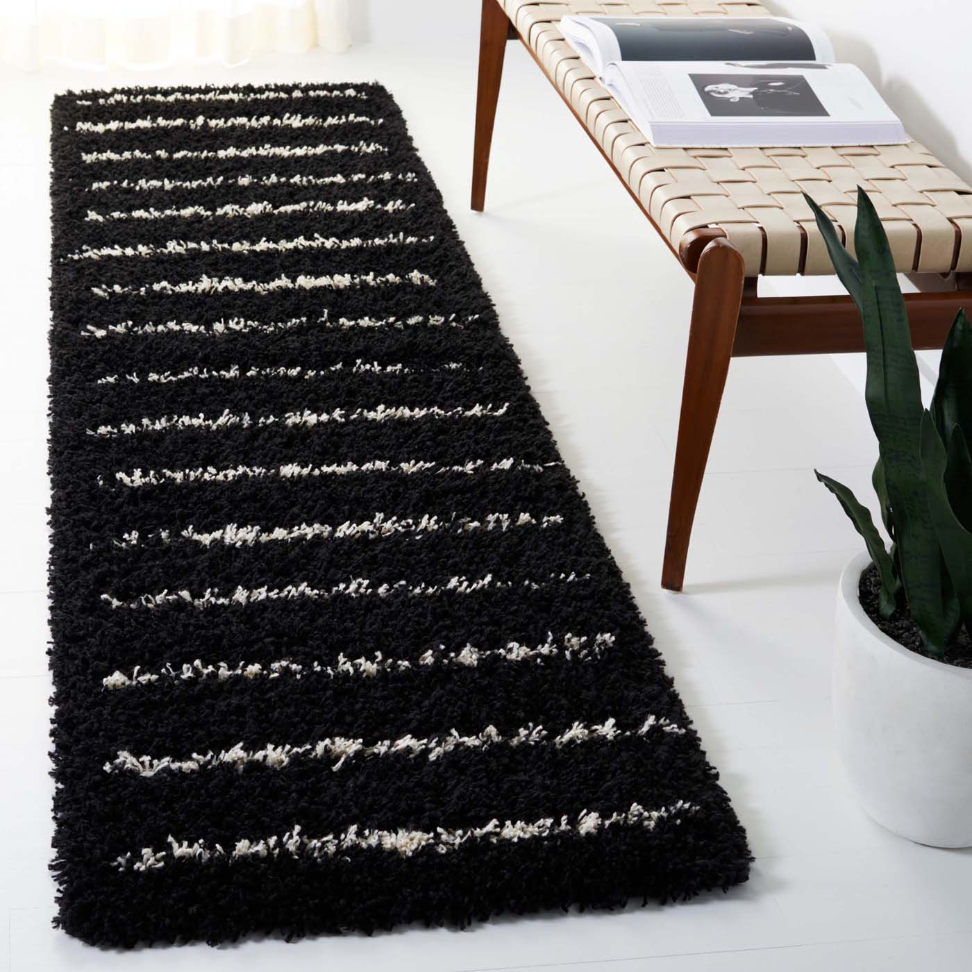 Safavieh Venus Shag 604 Rug, VNS604 - Black / Ivory