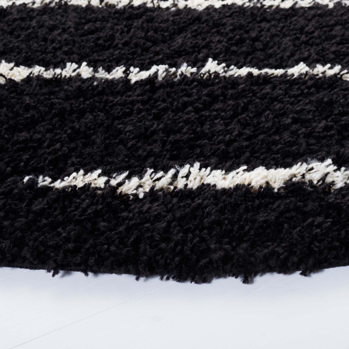 Safavieh Venus Shag 604 Rug, VNS604 - Black / Ivory