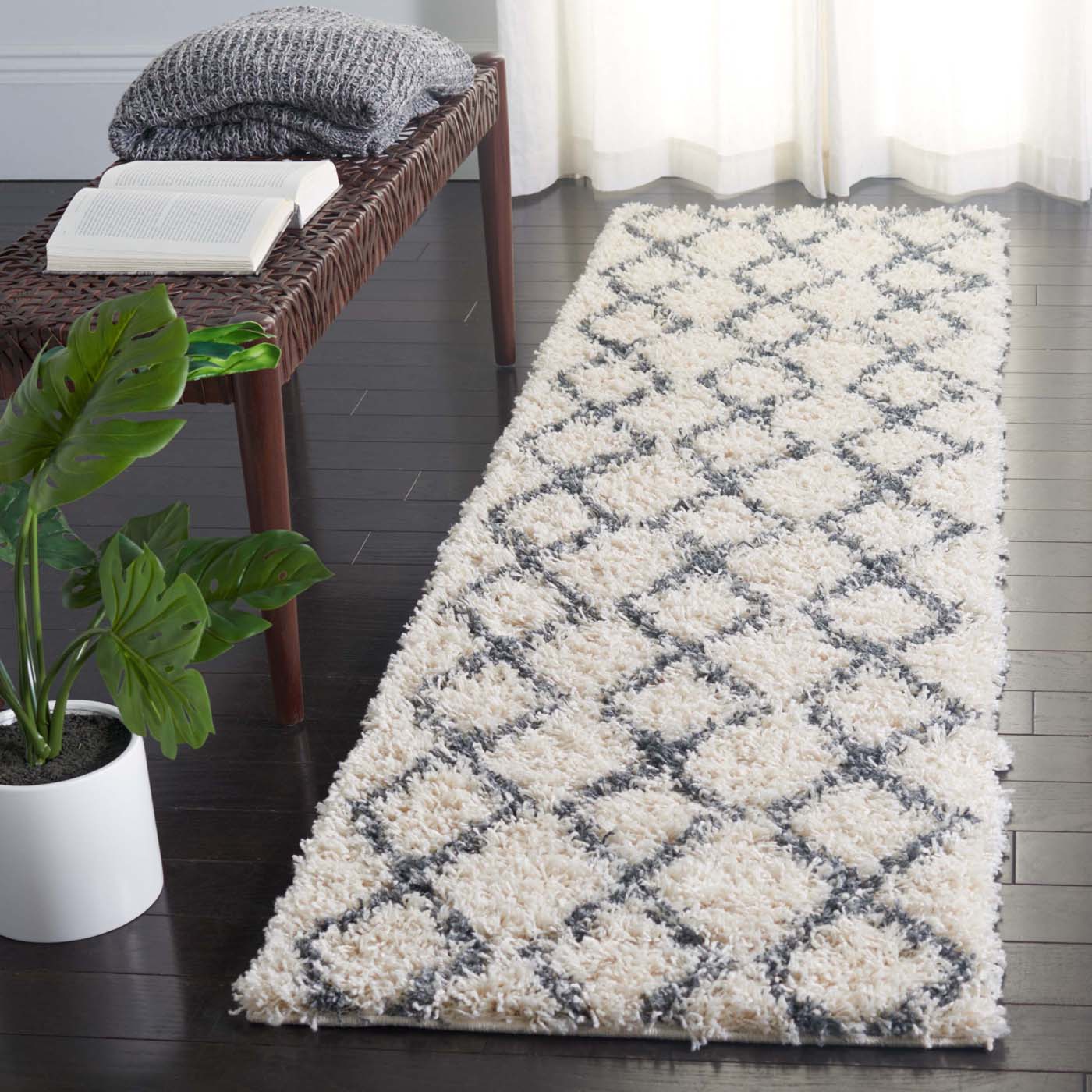 Safavieh Venus Shag 682 Rug, VNS682 - Ivory / Dark Grey