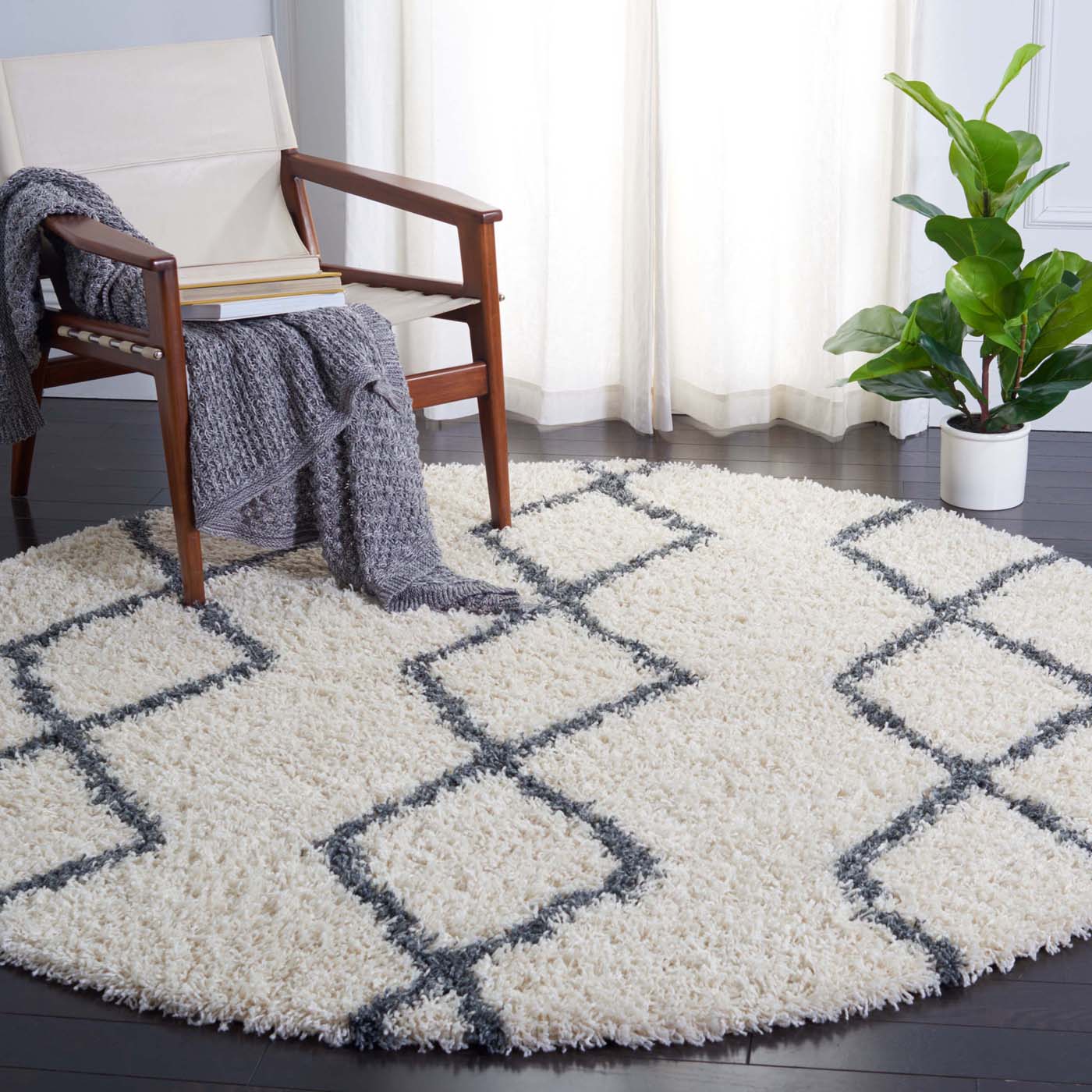 Safavieh Venus Shag 682 Rug, VNS682 - Ivory / Dark Grey