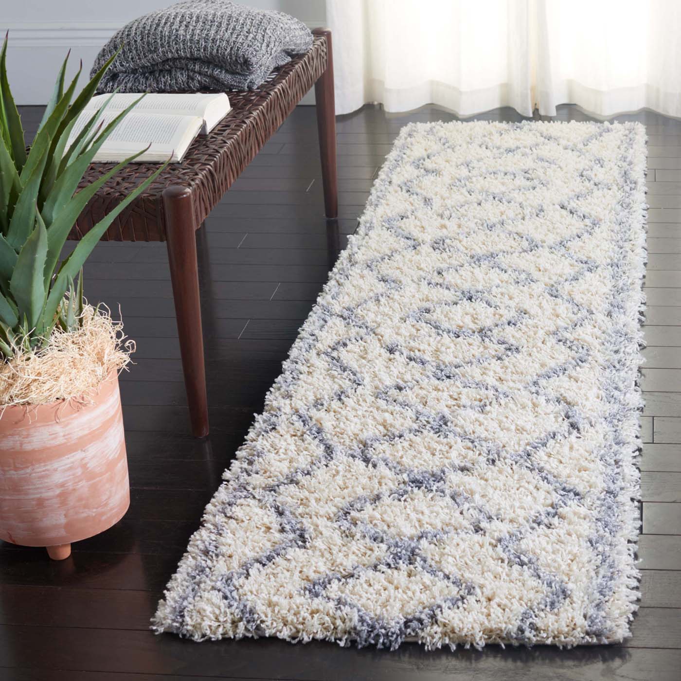 Safavieh Venus Shag 685 Rug, VNS685 - Ivory / Grey