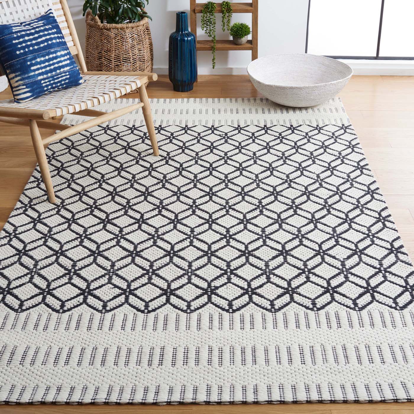 Safavieh Vermont 150 Rug, VRM150 - Ivory / Black