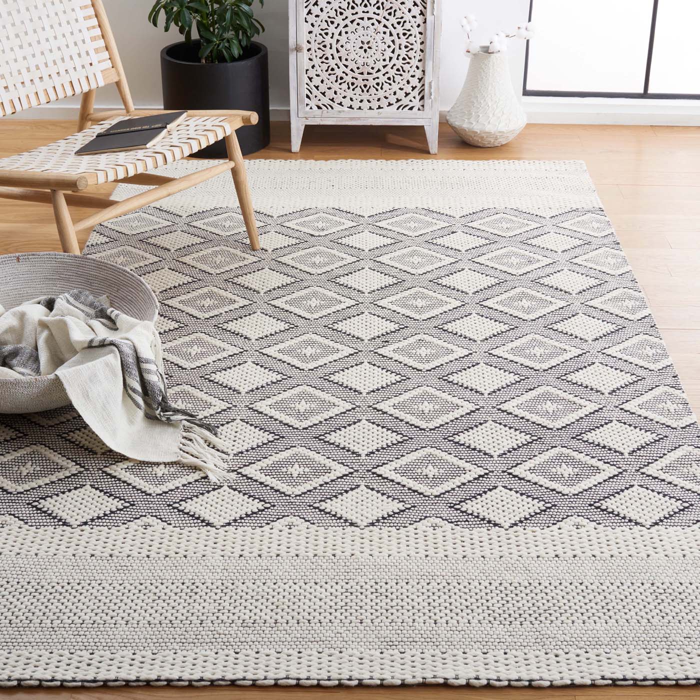 Safavieh Vermont 153 Rug, VRM153 - Ivory / Black