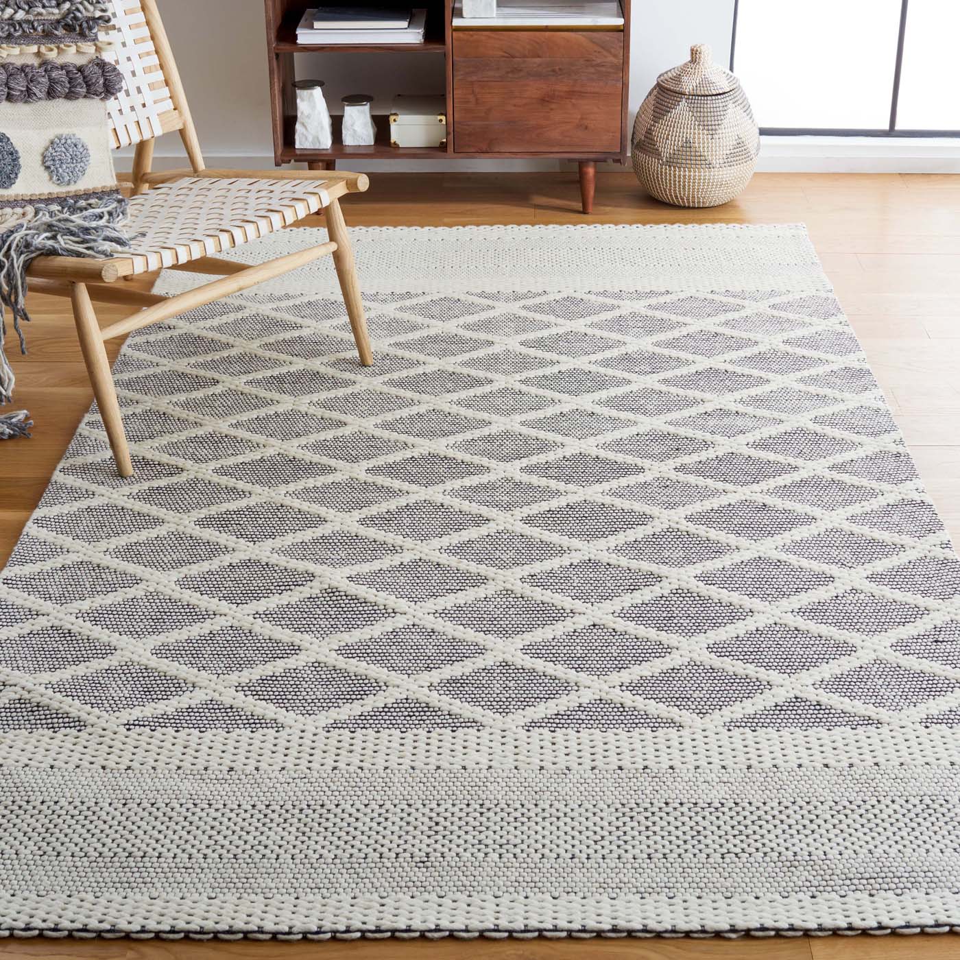 Safavieh Vermont 154 Rug, VRM154 - Ivory / Black