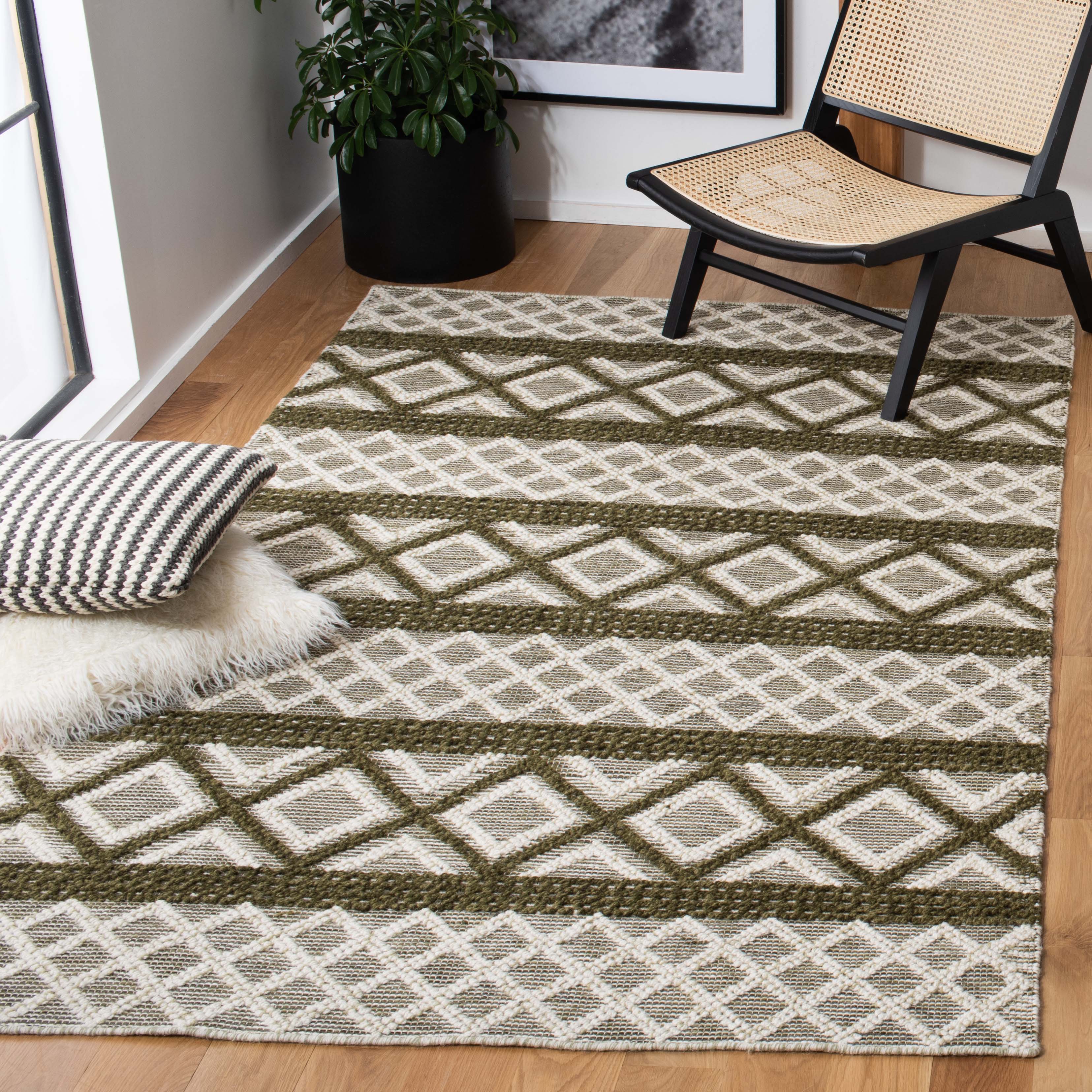 Safavieh Vermont 211 Rug, VRM211 - Ivory / Dark Green