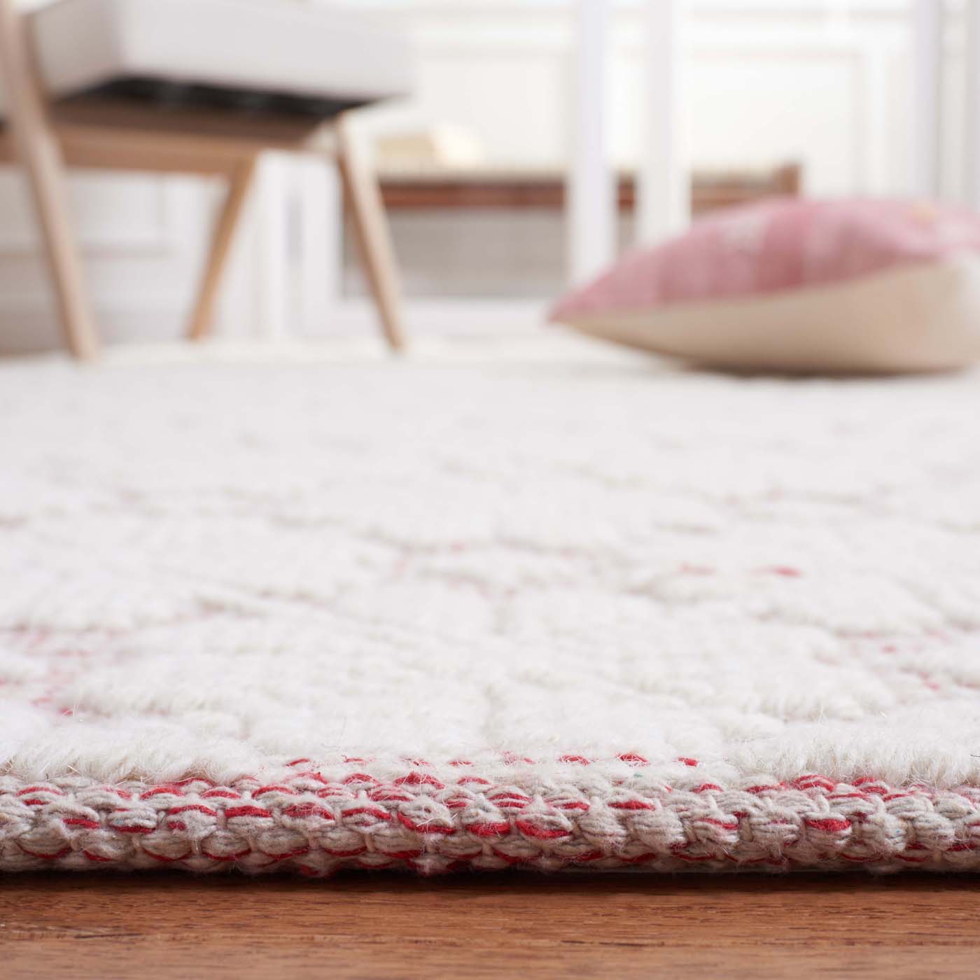 Safavieh Vermont 303 Rug, VRM303 - Ivory / Red