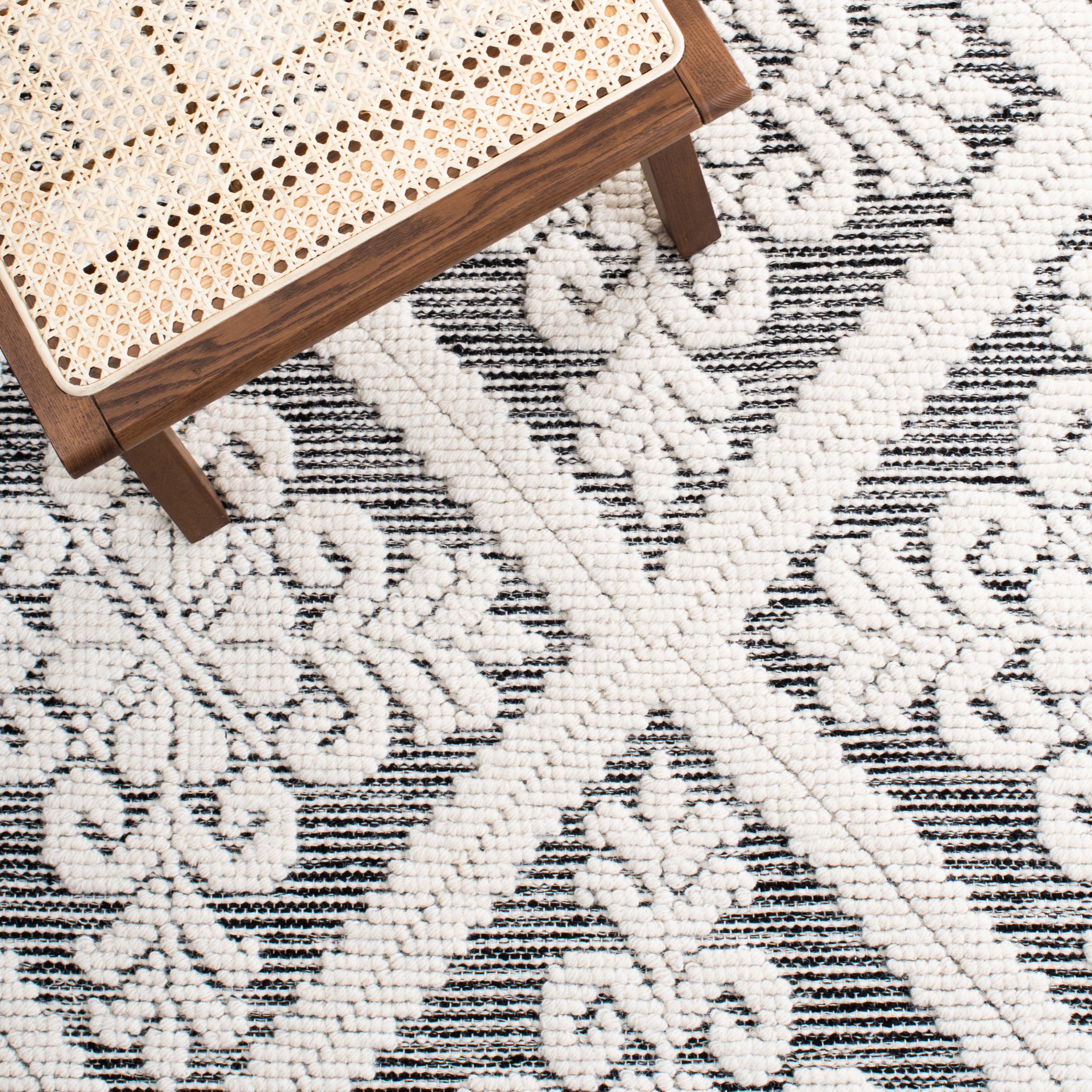 Safavieh Vermont 306 Rug, VRM306 - Ivory / Black